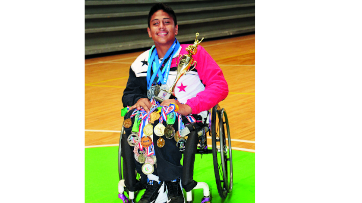 El chiricano posa con las múltiples medallas que ha conquistado durante su corta carrera.ESPECIAL