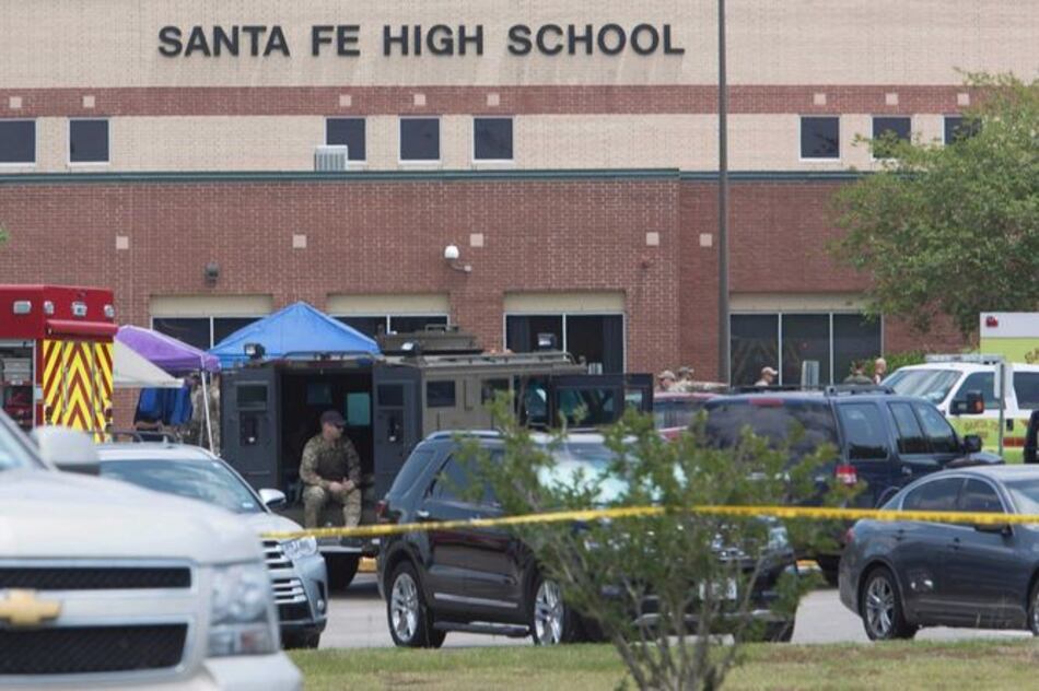 Policía encuentra supuestos artefactos explosivos en escuela de Texas
