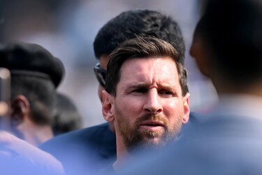 Aficionados indignados lanzan sillas y botellas en un evento de Messi en India