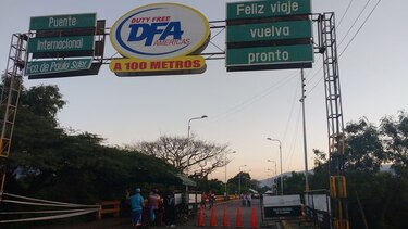 Venezuela reabre paso peatonal con Colombia