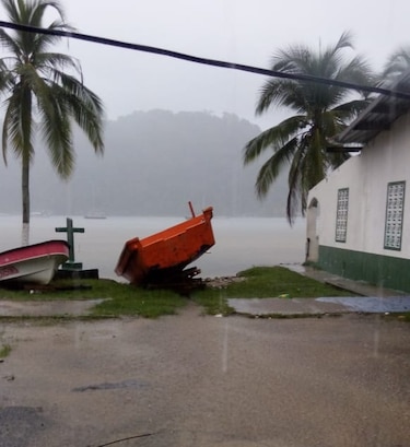 Moradores de Puerto Lindo reportan voladuras de techo en medio de fuerte aguacero