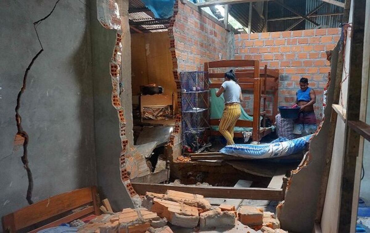 Residentes de Yurimaguas, en la selva amazónica peruana, tratan de rescatar sus pertenencias.