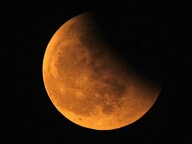 Eclipse lunar deleita a observadores de los astros