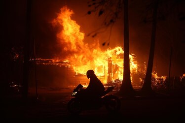 Aumentan a 24 los muertos por los incendios forestales en Los Ángeles