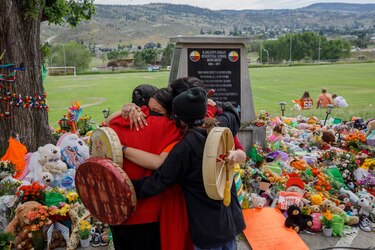 Hallan 169 potenciales fosas comunes en antiguo internado para indígenas en Canadá