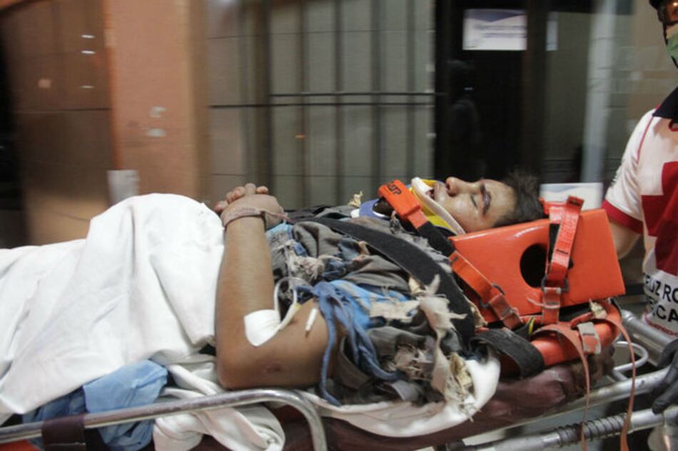 Camión pierde los frenos y atropella a fieles de una procesión en México: 23 muertos