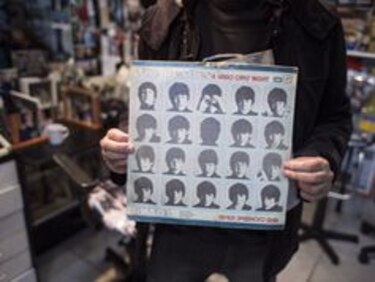 Dedican a grupo The Beatles peluquería en capital de Argentina