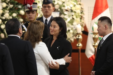 Boluarte acude a presentar sus respetos en el velatorio de Alberto Fujimori