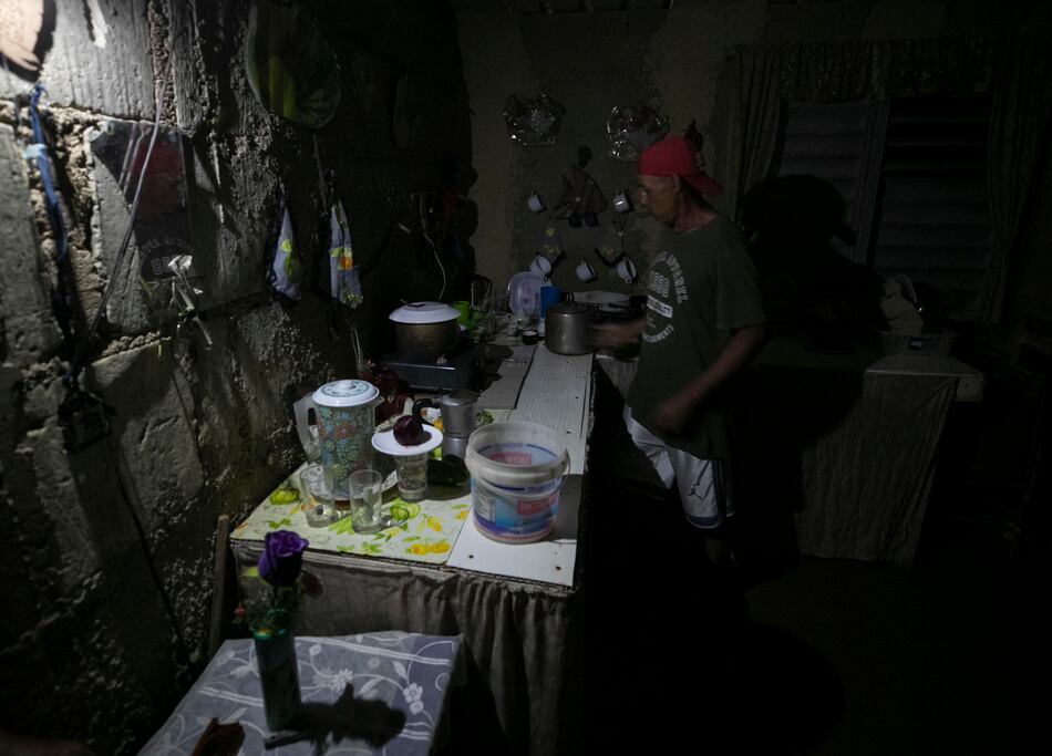 ¿Por qué los cubanos están a oscuras y con mucha hambre?