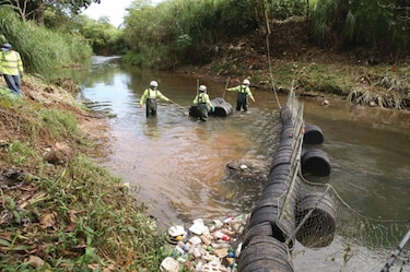 Barrera antibasura ReBoB en río Tapia