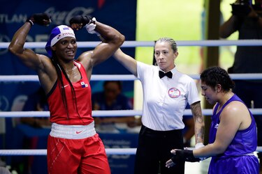 La boxeadora panameña Atheyna Bylon viaja a campamento de entrenamiento en Cuba