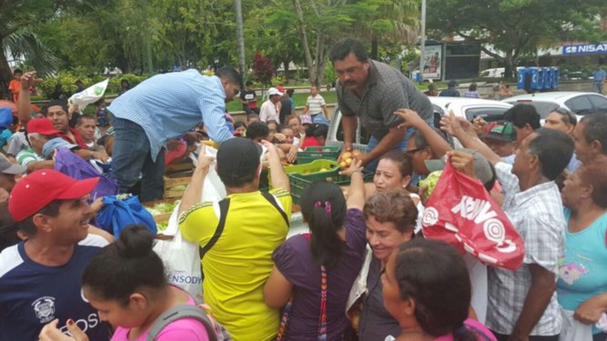 Cansados de las importaciones, chiricanos regalan cebolla