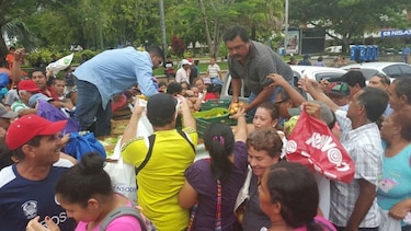 Cansados de las importaciones, chiricanos regalan cebolla