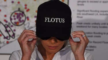 Melania Trump impacta con su ‘look’ para visitar las áreas inundadas por Harvey