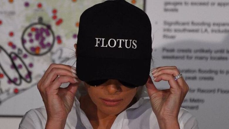 Melania Trump impacta con su ‘look’ para visitar las áreas inundadas por Harvey