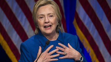 Hillary Clinton llama a estadounidenses a 'luchar por nuestros valores'