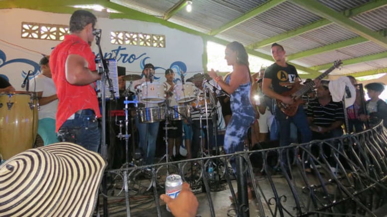 Amanecer bailando, una tradición que cumple 23 años en Los Uveros