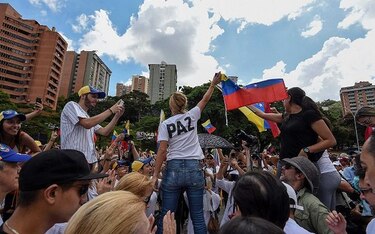 La oposición sale a las calles a demostrar su fuerza