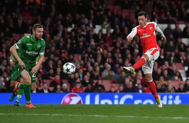Arsenal arrolla al Ludogorets con triplete de Ozil y genialidad de Alexis
