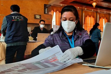 Comienza la elección en cuatro regiones de Bolivia para elegir gobernadores