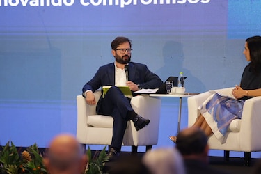 ‘Se armó el debate’: Boric y Uribe confrontan ideas sobre la pobreza en Panamá