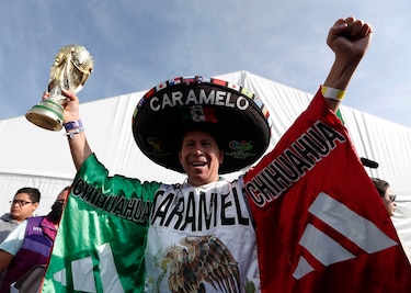 La copa que alzará el campeón del Mundial comienza una gira en México