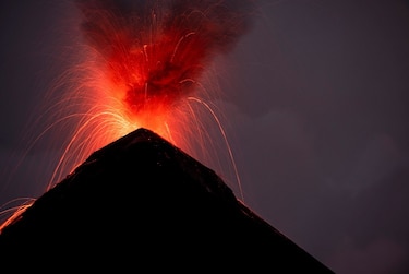 Después de dos años, turismo regresa a volcán activo en Guatemala