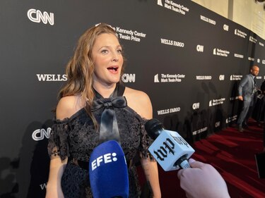 Drew Barrymore se disculpa pero reanudará su programa en plena huelga de Hollywood
