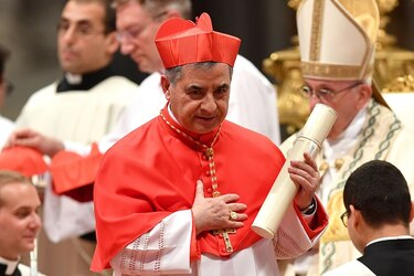 Misteriosa dimisión de un influyente cardenal del Vaticano