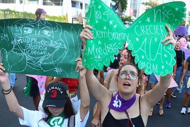 Mujeres panameñas marchan y denuncian precariedad laboral y feminicidios