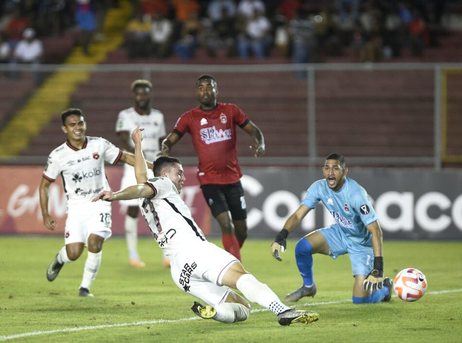Un gol de Alexander López clasifica al Alajuelense y elimina a Sporting San Miguelito