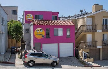 Casa rosada con emoticones genera pelea entre vecinos de Los Ángeles