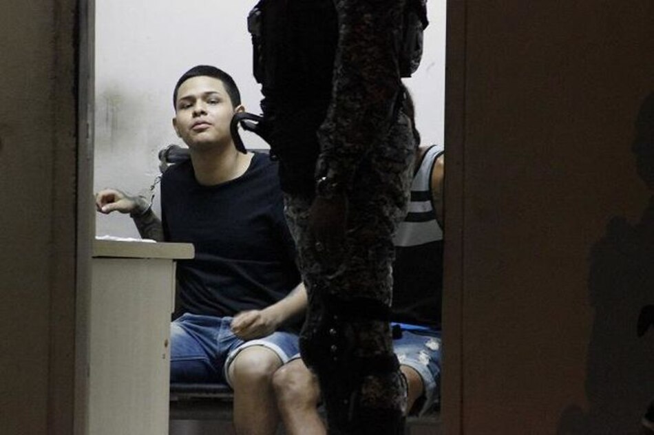 Medida cautelar de notificación y prohibición de salida del país a 'El Tachi', por posesión de arma