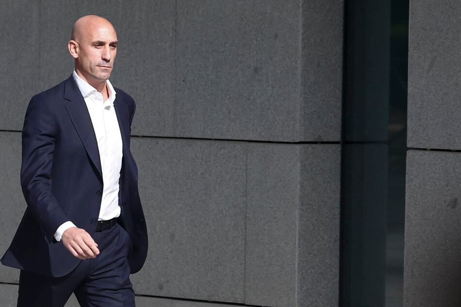 Luis Rubiales, expresidente de la Real Federación Española de Fútbol, queda en libertad tras declarar ante la Guardia Civil