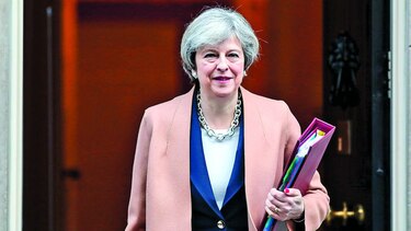 May firma carta del ‘brexit’ y Escocia aprueba consulta