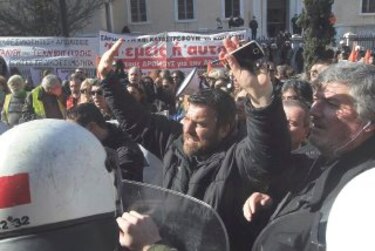 Agricultores bloquean Grecia