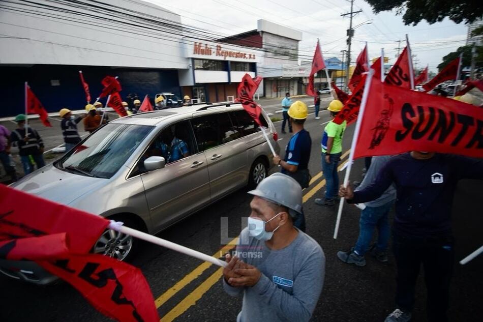 Obreros protestan contra el alto costo de la canasta básica 