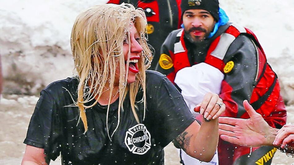 Gaga se zambulle en lago helado por causa benéfica