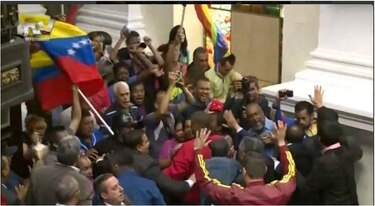 Video: Grupos de chavistas irrumpen en el parlamento venezolano y con golpes interrumpen a diputados