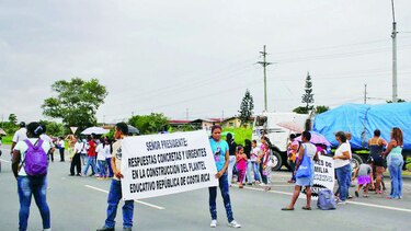 Bloquean vía para exigir remodelación