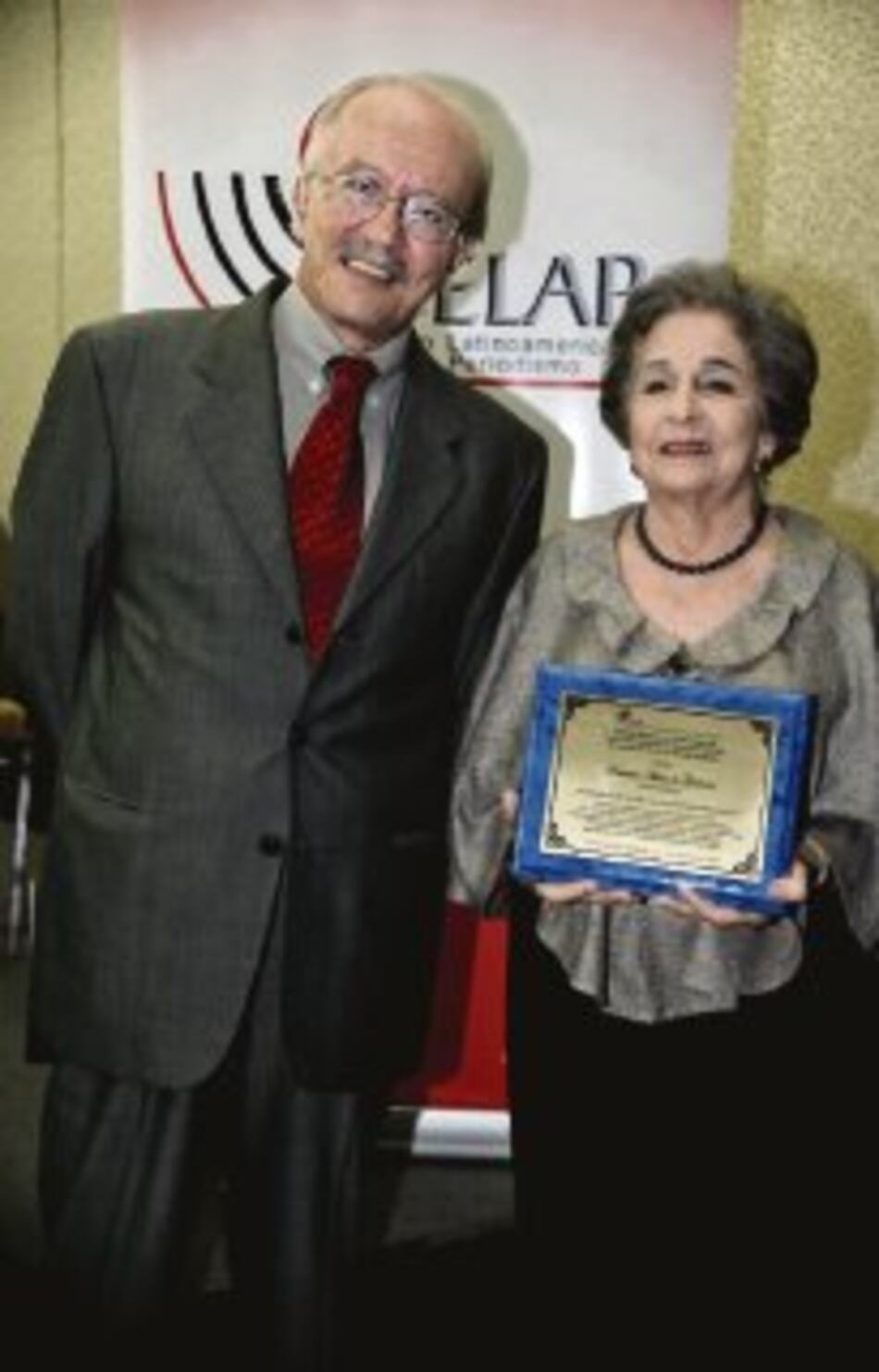 Reconocen trayectoria de Rosario Arias de Galindo