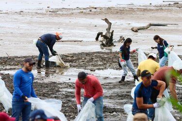 Recogen 25 toneladas de desechos en limpieza de playa en Costa del Este