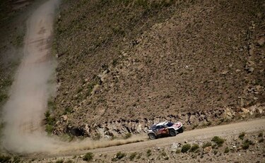 Loeb gana décima etapa y se aleja de Peterhansel