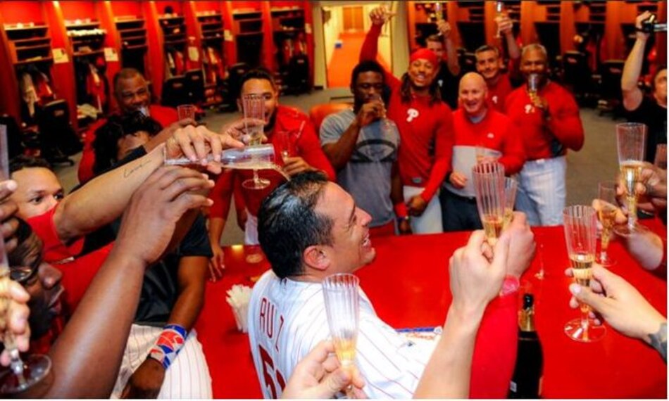 Filis celebran los mil partidos del receptor panameño Calicho Ruiz