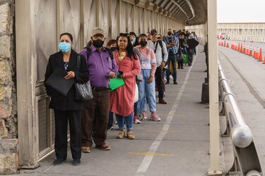 Lágrimas y abrazos en fronteras de Estados Unidos al terminar prohibición de viajes por la Covid-19
