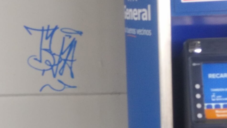 Deberá pagar entre $301 y $700 por rayar pared en estación del Metro