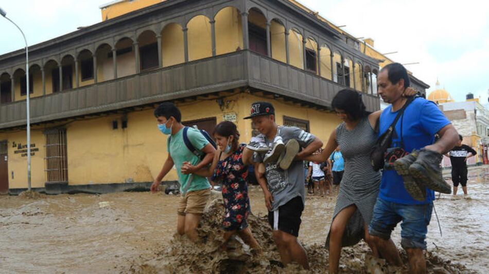 Perú intenta emerger del lodo, pero lluvias arrecian en el norte