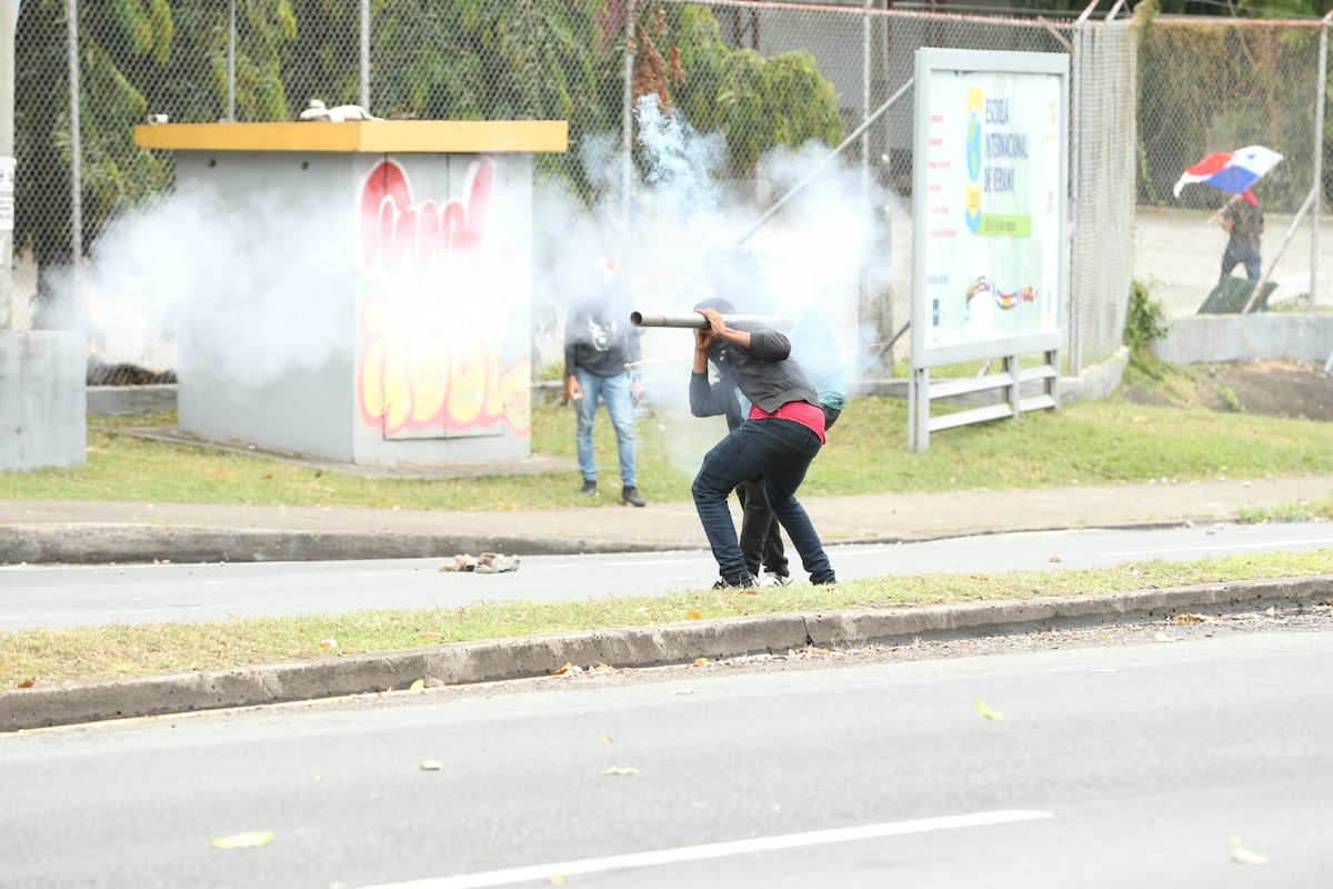 Manifestantes y antimotines se enfrentan en protestas contra las ...