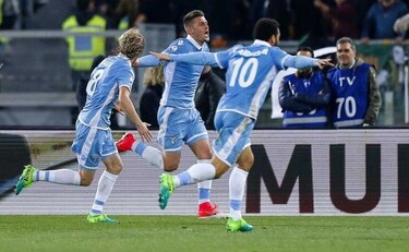 Lazio pierde 3-2 ante Roma, pero se clasifica a la final de Copa