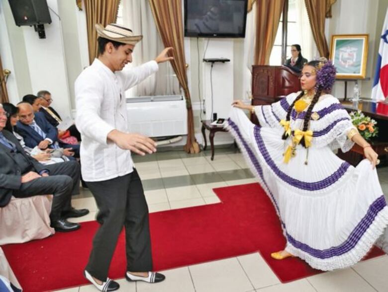 Esther de Abadi recibe una medalla al mérito